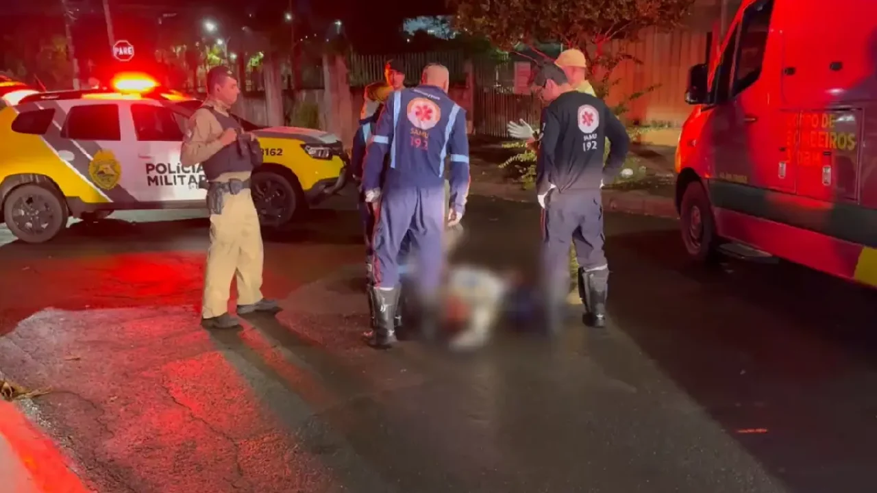 Foto: A vítima caiu no meio da rua e morreu antes da chegada do socorro (Foto: R