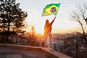 mulher-segurando-bandeira-brasileira-plano-completo-e1720189987799-1024x657-1