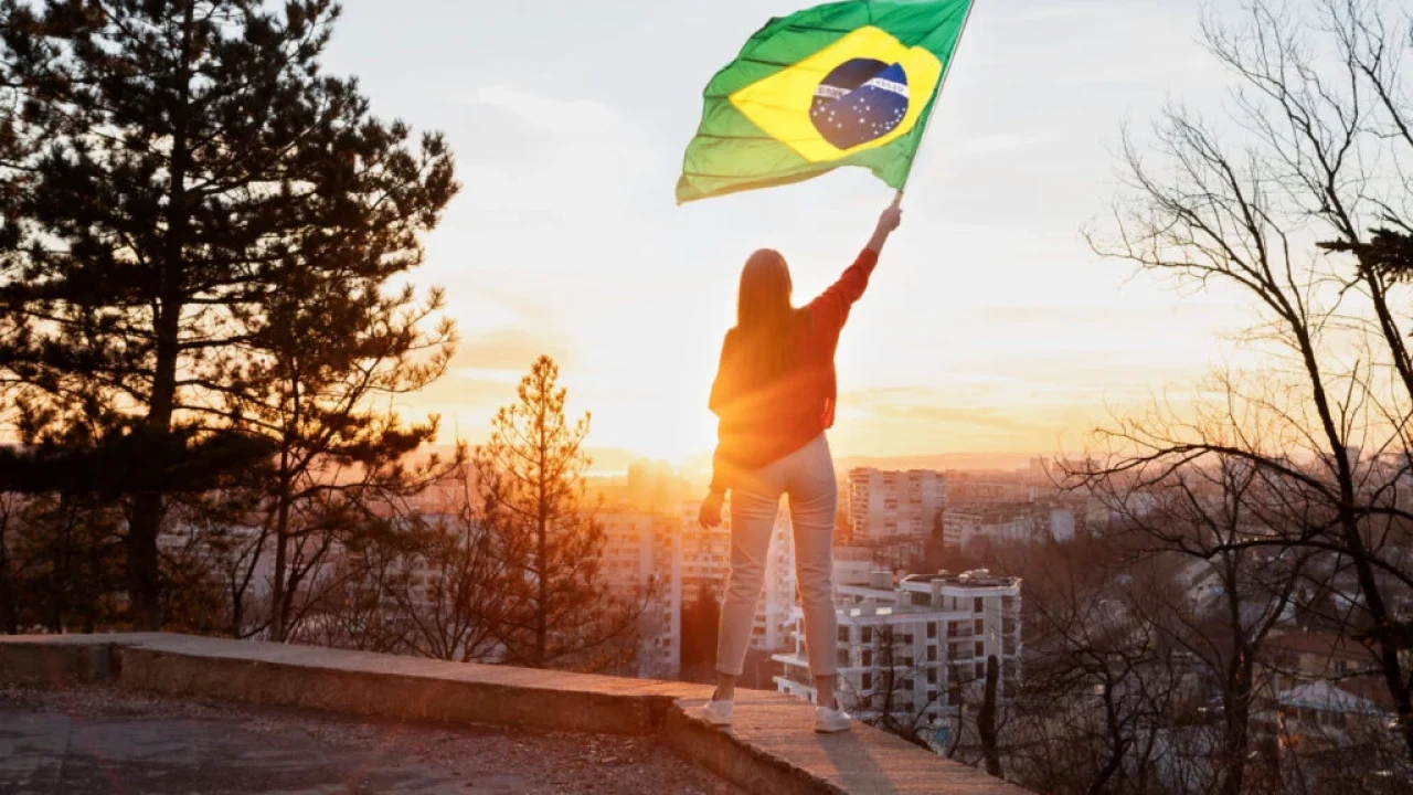 mulher-segurando-bandeira-brasileira-plano-completo-e1720189987799-1024x657-1