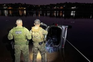 Carro de drogas afundado no Rio Paraná — Foto: H2FOZ