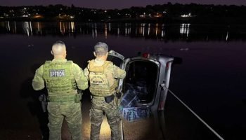 Carro de drogas afundado no Rio Paraná — Foto: H2FOZ