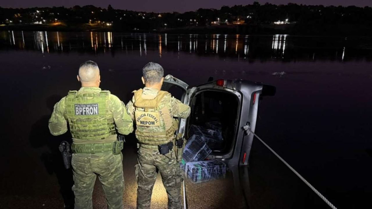 Carro de drogas afundado no Rio Paraná — Foto: H2FOZ