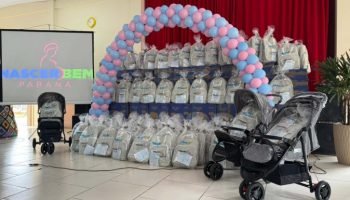 Kits com carrinhos de bebê entregues pelo programa Nascer Bem Paraná — Foto: Gov
