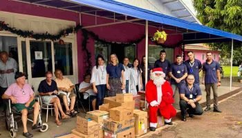 Entrega de alimentos no Lar dos Velhinhos — Foto: H2FOZ