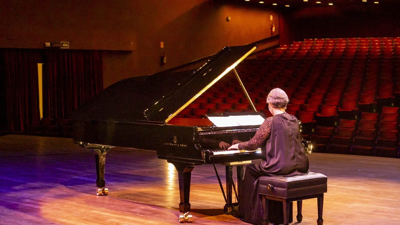 Novo piano Steinway & Sons no Teatro Guaíra — Foto: Governo do Paraná