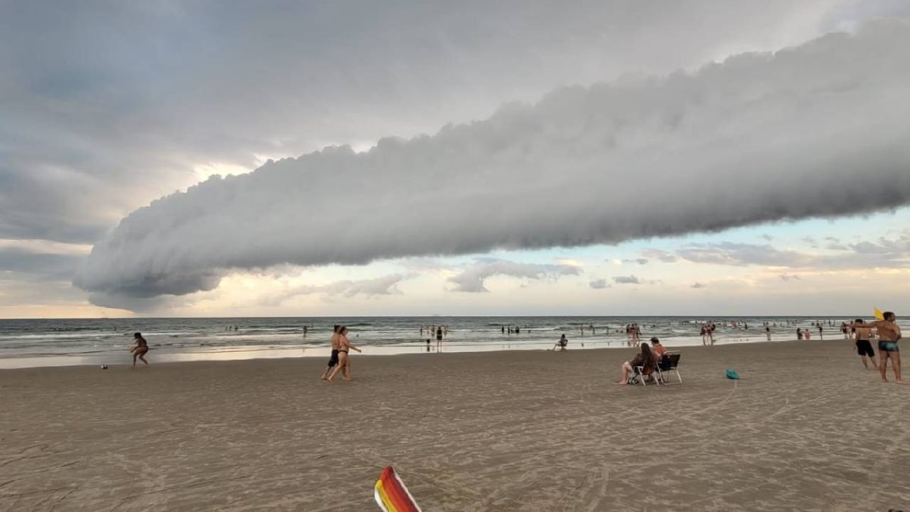 Nuvem gigante no litoral do Paraná — Foto: Foto: colaboração / Massa.com.br