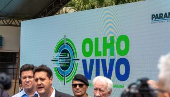 Secretário Guto Silva ao lado do governador Ratinho Junior durante apresentação do programa (Foto: Felipe Henschel/AEN)