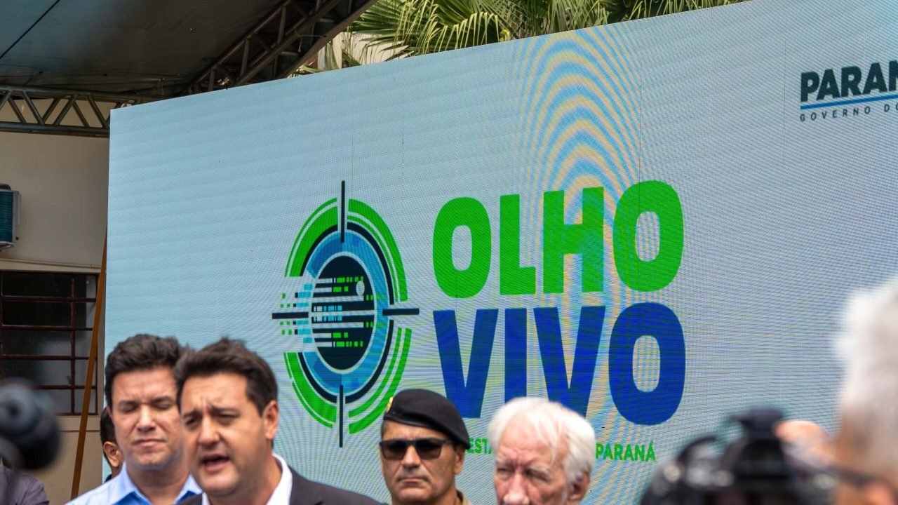 Secretário Guto Silva ao lado do governador Ratinho Junior durante apresentação do programa (Foto: Felipe Henschel/AEN)