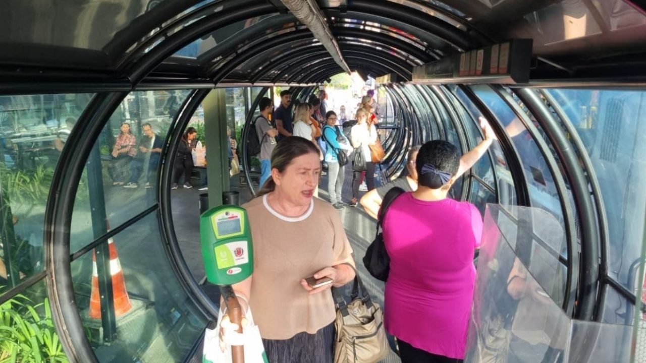 paralisacao-onibus-curitiba-1