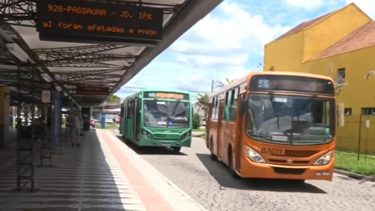 paralisacao-onibus-curitiba-salario