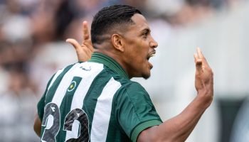 Coritiba em ação durante o jogo contra o Operário. — Foto: Sugestão de crédito d