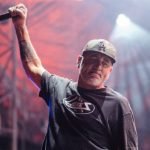 Foto: 1 de 1 Foto do vocalista da banda Pennywise. Ele usa um boné e segura um m