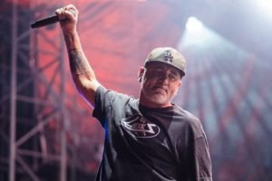 Foto: 1 de 1 Foto do vocalista da banda Pennywise. Ele usa um boné e segura um m