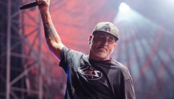 Foto: 1 de 1 Foto do vocalista da banda Pennywise. Ele usa um boné e segura um m