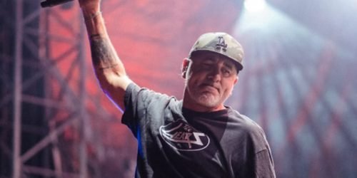 Foto: 1 de 1 Foto do vocalista da banda Pennywise. Ele usa um boné e segura um m