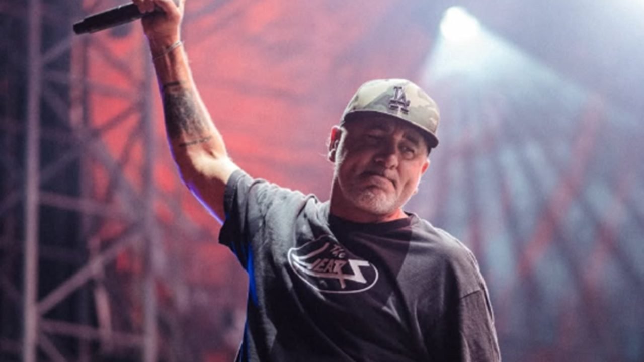 Foto: 1 de 1 Foto do vocalista da banda Pennywise. Ele usa um boné e segura um m