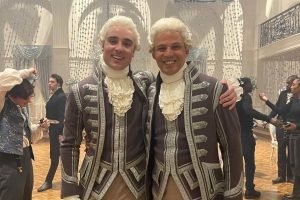 Péricles Rosa e Oli Higginson nos bastidores de Bridgerton — Foto: 1 de 1 Péricl