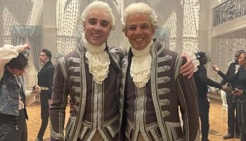 Péricles Rosa e Oli Higginson nos bastidores de Bridgerton — Foto: 1 de 1 Péricl