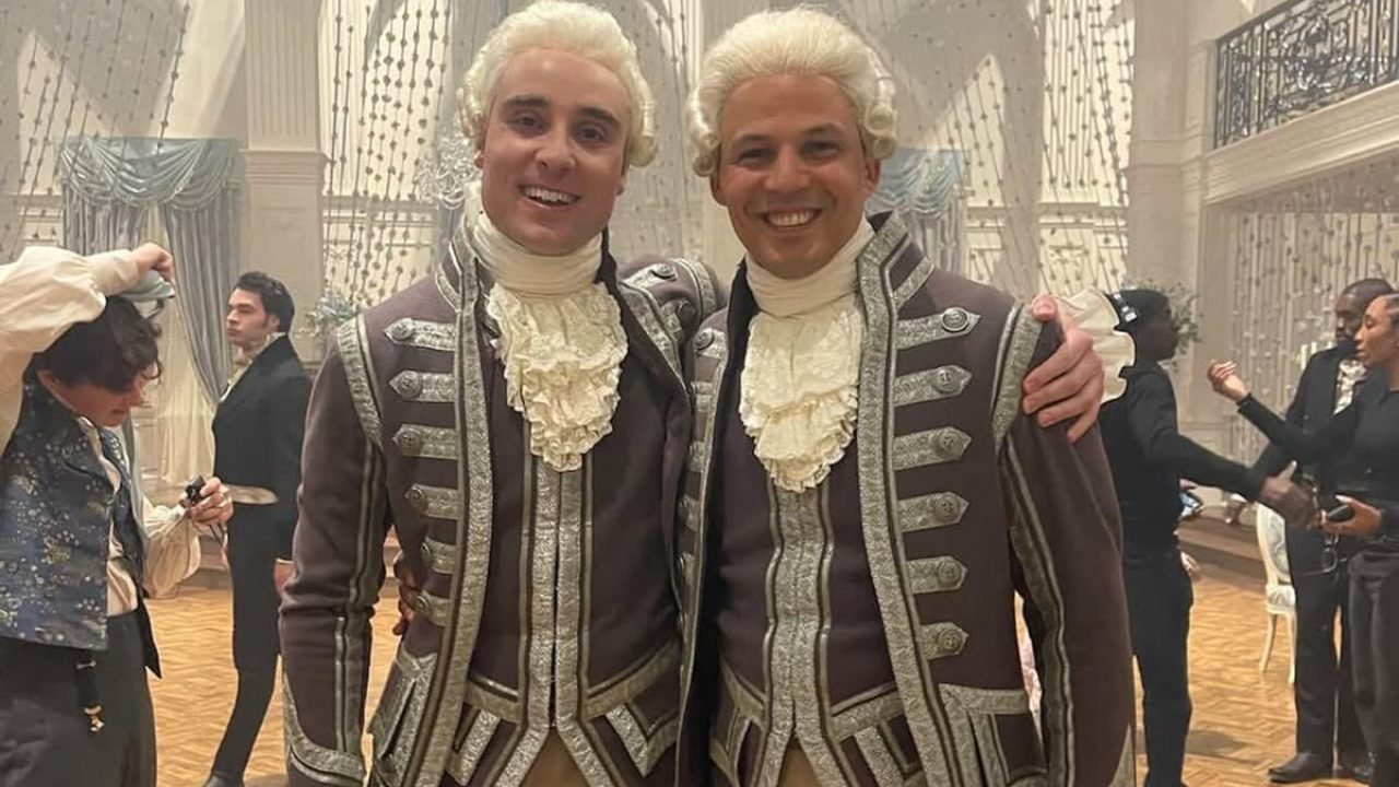 Péricles Rosa e Oli Higginson nos bastidores de Bridgerton — Foto: 1 de 1 Péricl