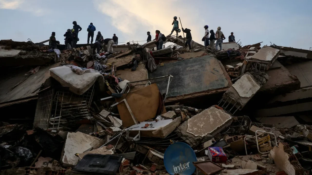 pessoas-e-equipes-de-resgate-trabalham-nos-escombr006504190202607082221.webp.webp