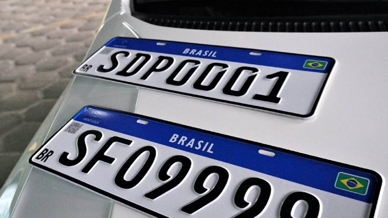 Placa de veículo danificada após tempestades ou alagamentos — Foto: Foto: Allan