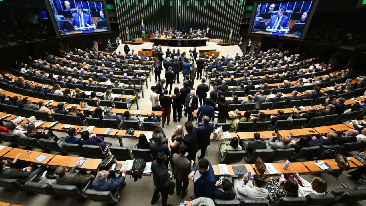 plenario-camara-deputados-2025006345510202604042053.webp.webp