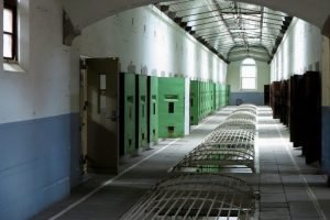 Mulher ficou ferida e foi encaminhada ao hospital com ferimentos moderados. — Fo