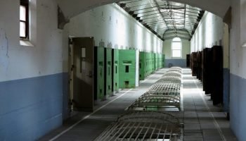 Mulher ficou ferida e foi encaminhada ao hospital com ferimentos moderados. — Fo