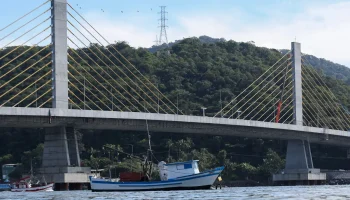 Estruturas sendo montada para a inauguracao nesta sexta-feira (1) da Ponte de Gu
