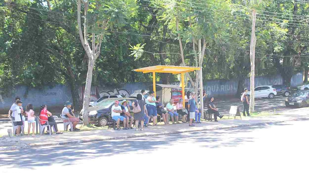 Via para pedestre danificada e, ao fundo, ponto de ônibus exposto ao sol — Foto:
