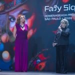 Marisa Orth ajoelha-se diante de Fafy Siqueira durante a premiação. — Foto: 1 de