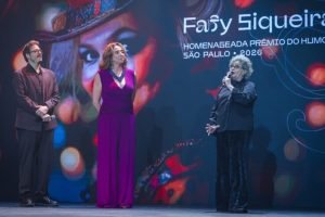 Marisa Orth ajoelha-se diante de Fafy Siqueira durante a premiação. — Foto: 1 de