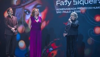 Marisa Orth ajoelha-se diante de Fafy Siqueira durante a premiação. — Foto: 1 de
