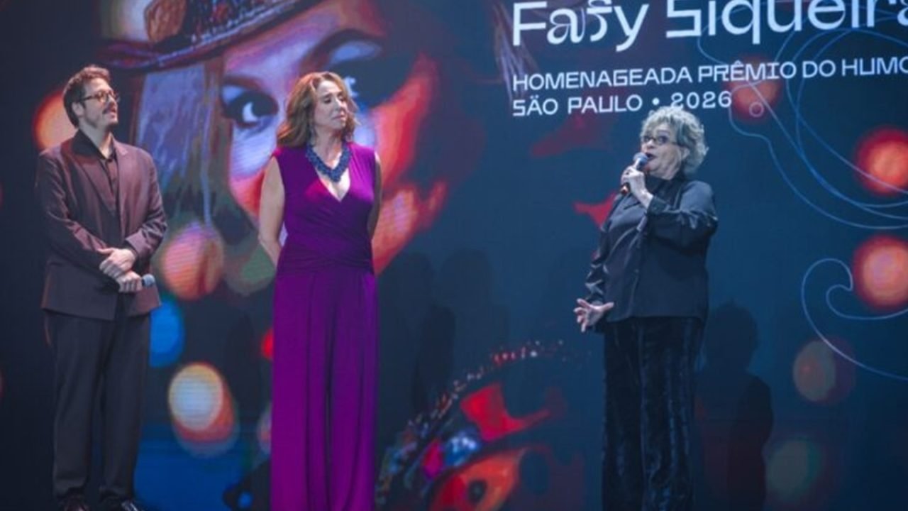 Marisa Orth ajoelha-se diante de Fafy Siqueira durante a premiação. — Foto: 1 de