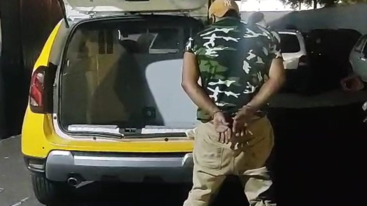 Foto: Suspeito foi preso pela Polícia Militar após denúncia de tráfico na Rua Pe