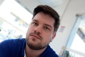 Veículo onde professor foi encontrado morto, no centro de São Mateus do Sul — Fo