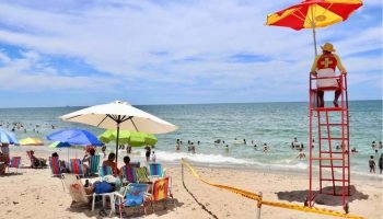 Bombeiros resgatam pessoas nas praias do Paraná — Foto: Foto: CMBPR