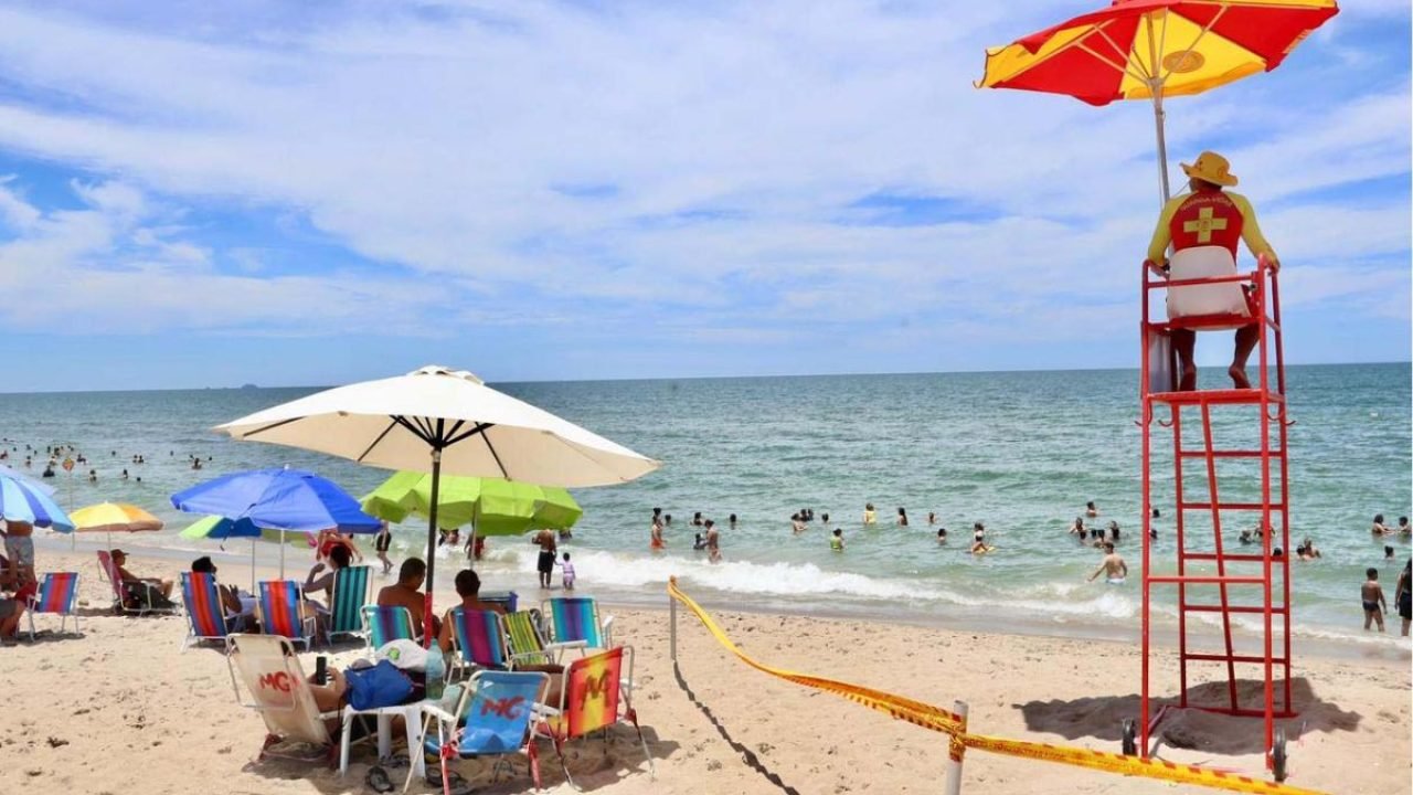 Bombeiros resgatam pessoas nas praias do Paraná — Foto: Foto: CMBPR