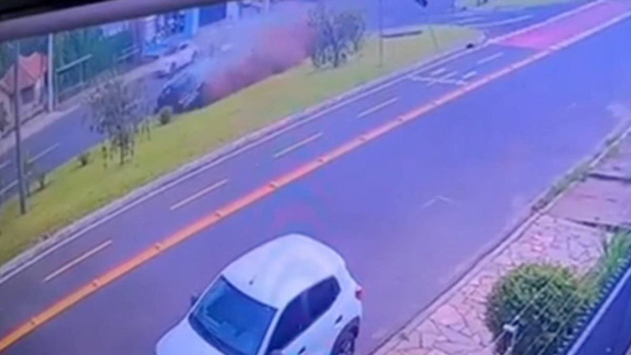 Uma câmera de segurança registrou toda a ocorrência — Foto: Foto: Reprodução