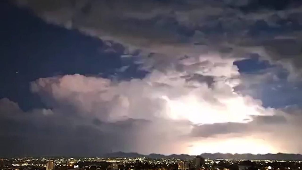 Temporal com raios em Curitiba — Foto: Foto: Reprodução/Redes sociais