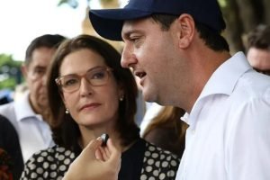 Cristina Graeml e o governador Ratinho Junior (Foto: Geraldo Bubniak / AEN)