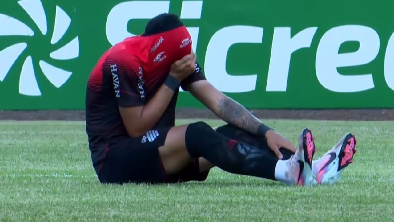 renan-viana-sai-chorando-athletico-londrina-paranaense