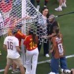 reporter-da-caze-tv-leva-bronca-apos-tentar-pegar-pedaco-da-rede-na-final-da-copa