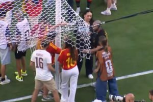 reporter-da-caze-tv-leva-bronca-apos-tentar-pegar-pedaco-da-rede-na-final-da-copa