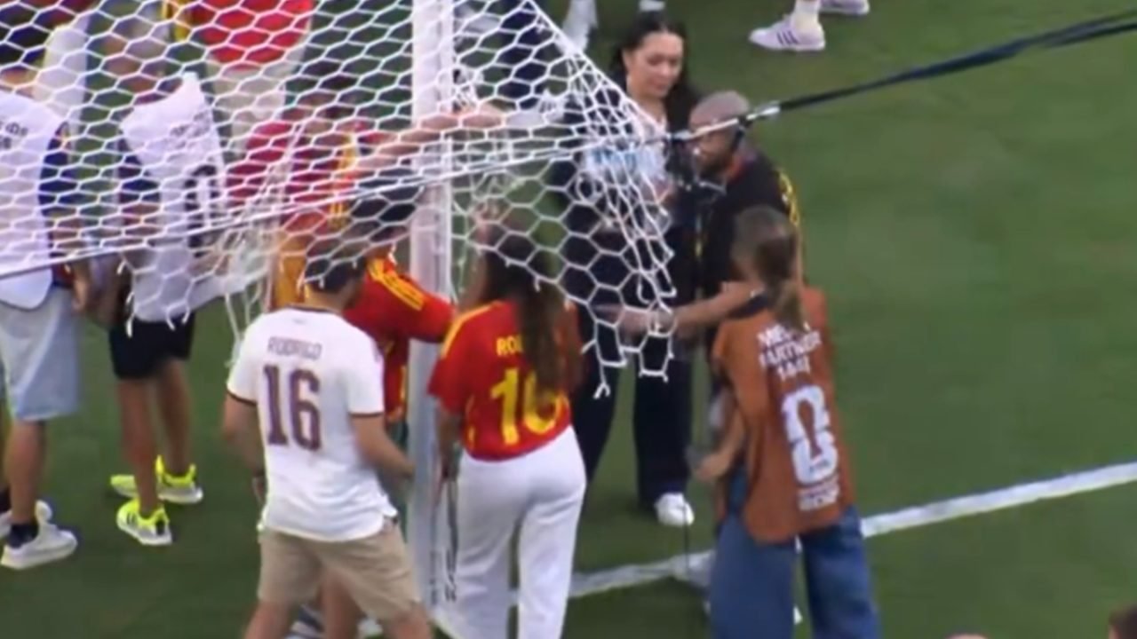 reporter-da-caze-tv-leva-bronca-apos-tentar-pegar-pedaco-da-rede-na-final-da-copa