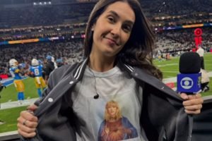 Foto da repórter Mariana Spinelli, da Rede Globo, usando uma camiseta da — Foto: