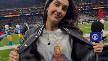 Foto da repórter Mariana Spinelli, da Rede Globo, usando uma camiseta da — Foto: