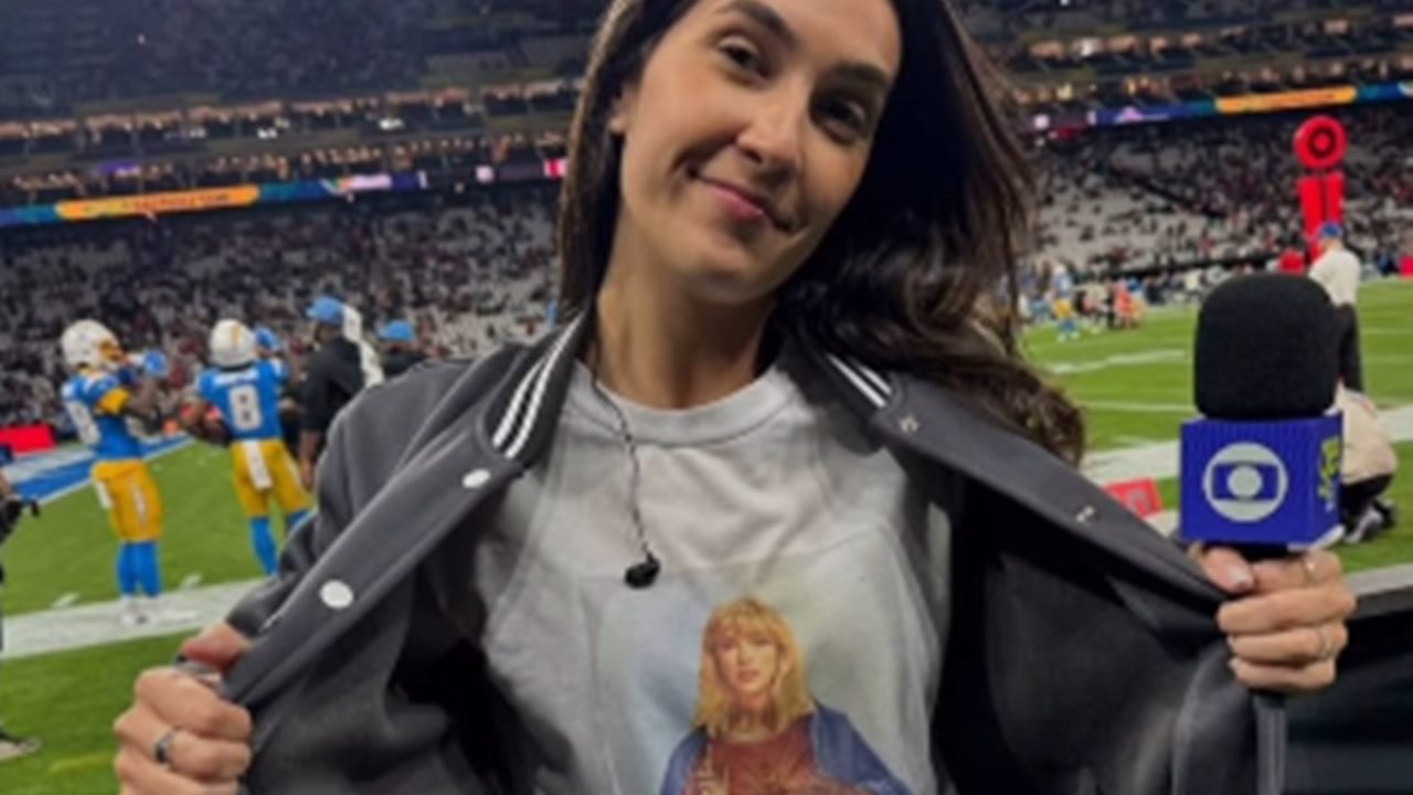 Foto da repórter Mariana Spinelli, da Rede Globo, usando uma camiseta da — Foto:
