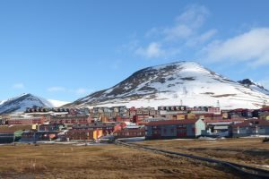 residential-houses-from-n-ne-part-of-longyearbyen-svalbard-sukkertoppen-in-background-may-23-2025