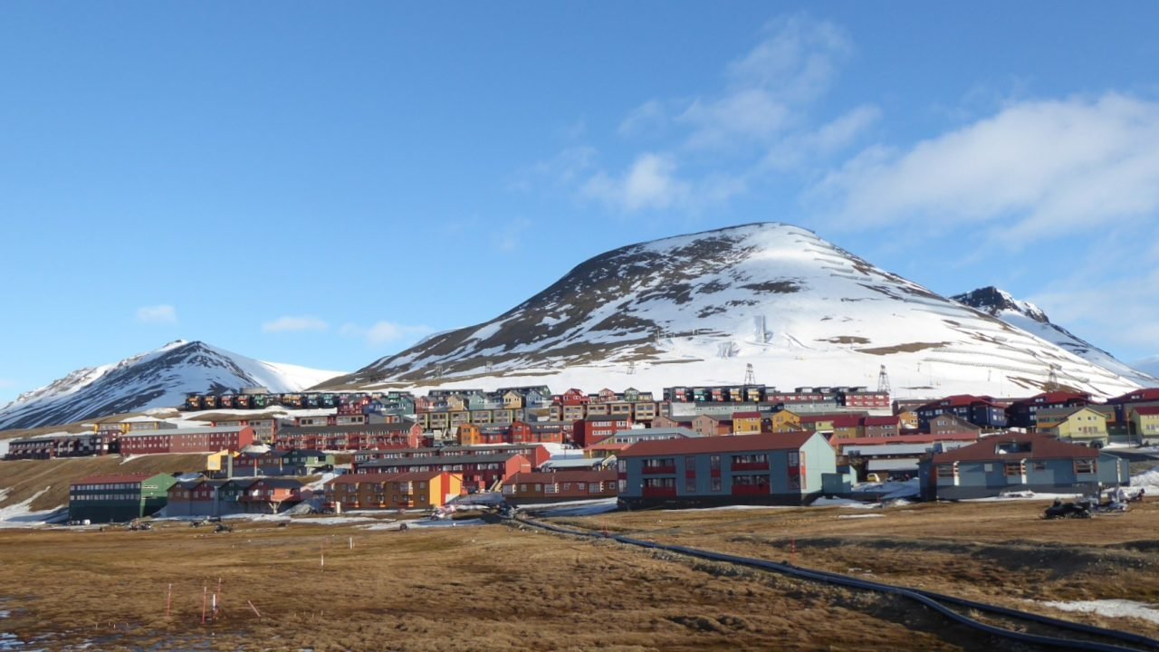 residential-houses-from-n-ne-part-of-longyearbyen-svalbard-sukkertoppen-in-background-may-23-2025
